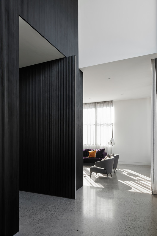 Pivot door made from the same material as the wall / Taouk Architects. Image Courtesy of FritsJurgens