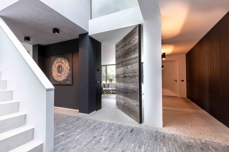 Interior pivot door made from scaffolding wood with a steel frame / Toon van Seggelen Interieurdesign. Image Courtesy of FritsJurgens