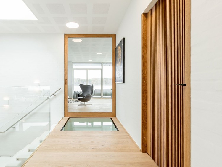 Wood-framed glass interior pivot door / Vahle Door, M2Plus. Image Courtesy of FritsJurgens