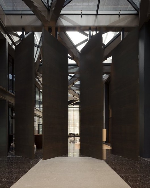 7.5 meters tall pivoting wall / MVSA Architecten, Harryvan Interieurbouw. Image Courtesy of FritsJurgens