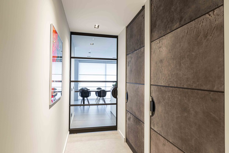 Glass and steel, and even leather and steel interior pivot doors / De Rooy Metaaldesign, Osiris Hertman. Image Courtesy of FritsJurgens
