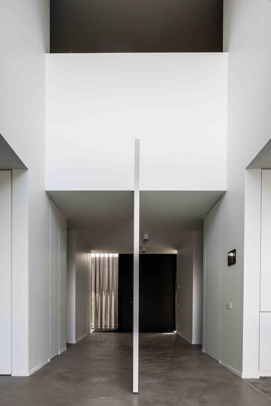 Tall and wide interior pivot door / Govaert & Vanhoutte. Image Courtesy of FritsJurgens