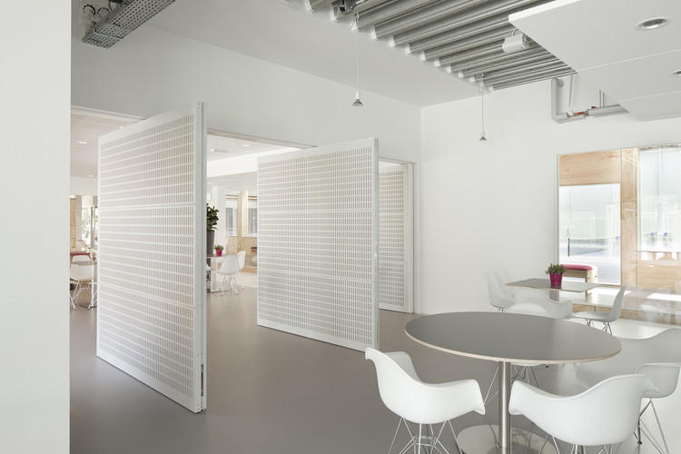 Pivoting walls in a tennis center / Royal Haskoning architecten. Image Courtesy of FritsJurgens