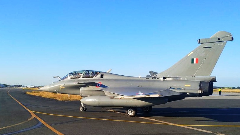 Indian Air Force on Twitter: "The first 5 #IAF #Rafales have taken off from Dassault Aviation Facility, Merignac, #France today morning. These 5 include 3 single-seater and 2 twin-seater aircraft. The ferry
