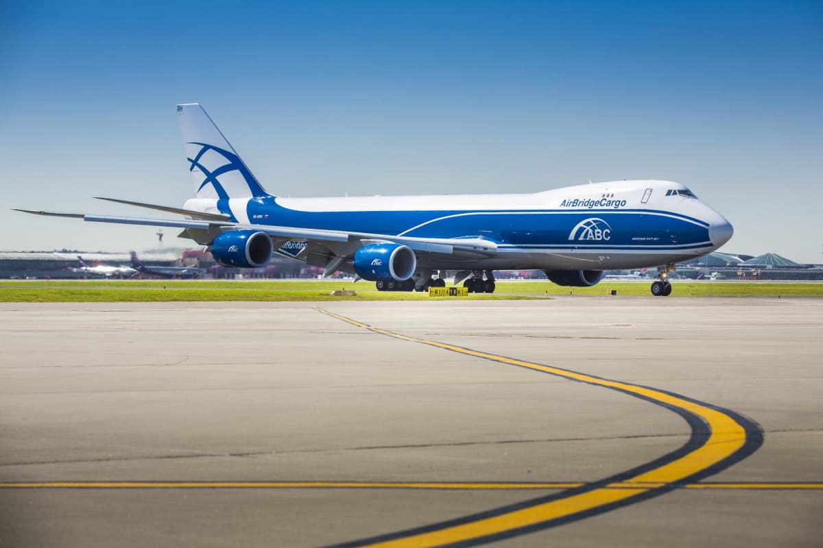 Boeing 747-8F-tyyppinen ABC-yhtiön rahtikone lentokentällä