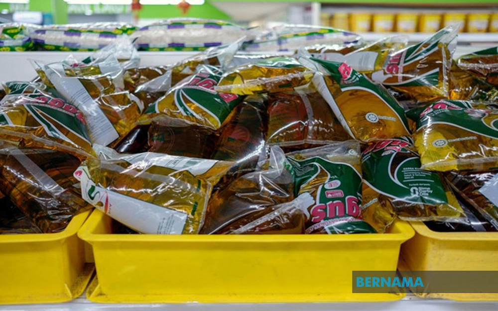 The Domestic Trade and Consumer Affairs Ministry warned that stern action will be taken against traders, including wholesalers and suppliers, who try to impose conditions on the sale of cooking oil packs. — Picture via Twitter/Bernama