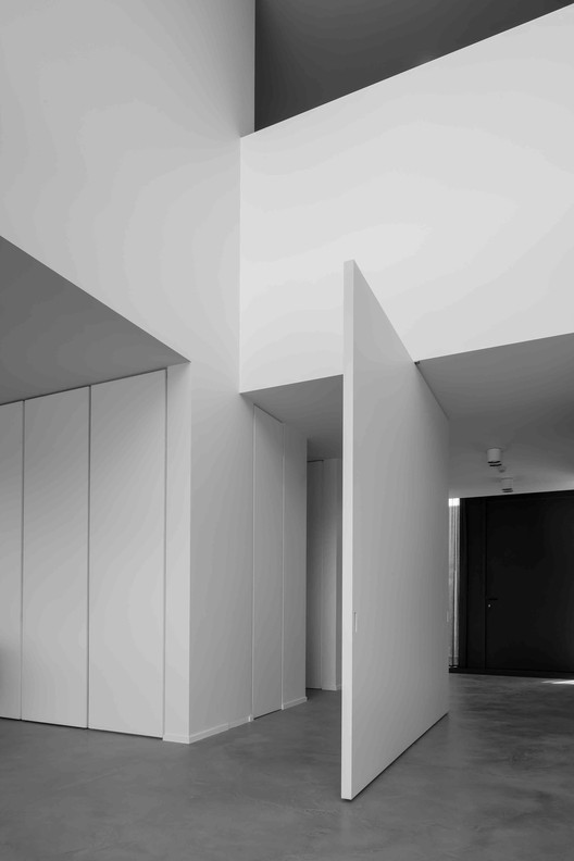 The Endless Design Possibilities of Interior Pivot Doors , Tall and wide interior pivot door / Govaert & Vanhoutte. Image Courtesy of FritsJurgens