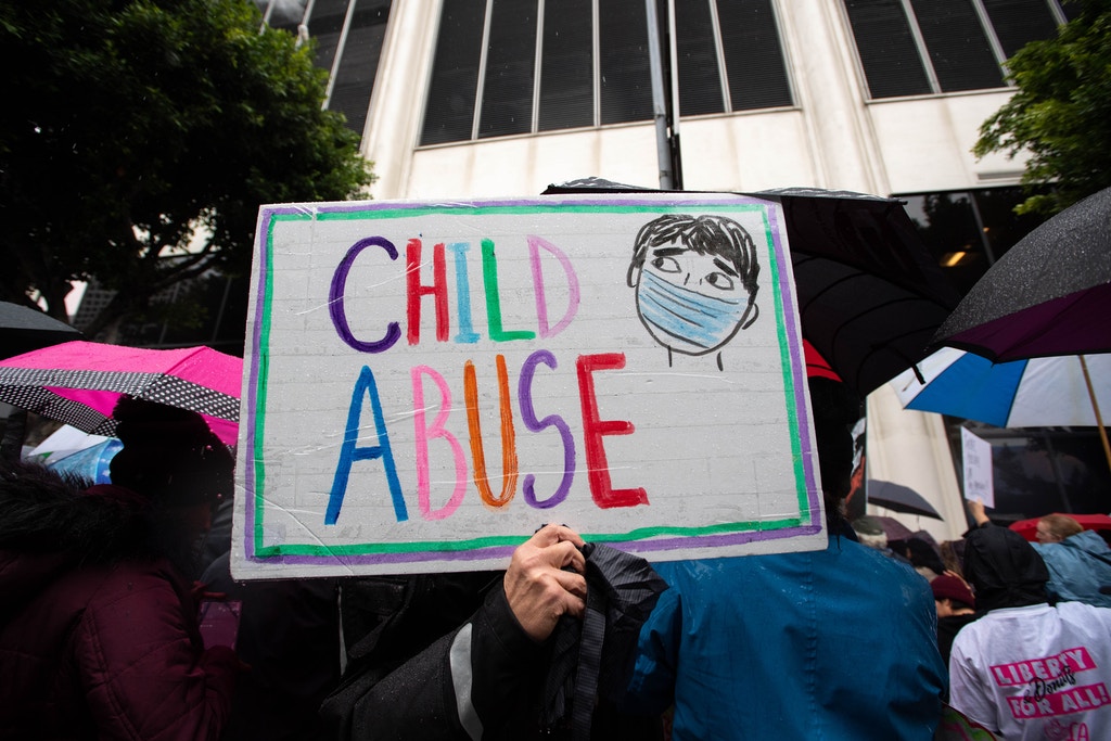 Los Angeles, CA - December 14:Parents opposed to LAUSD's student vaccine mandate rally outside the district office in Los Angeles while the school board meets on enforcement of the mandate on Tuesday, December 14, 2021. (Photo by Sarah Reingewirtz/MediaNews Group/Los Angeles Daily News via Getty Images)