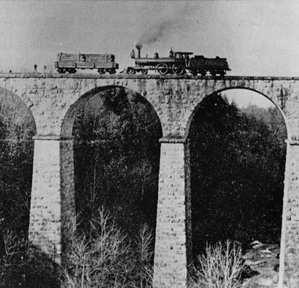 A Cleveland & Pittsburgh locomotive pushes a railcar. (Photo: clevelandmemory.contentdm.oclc.org)