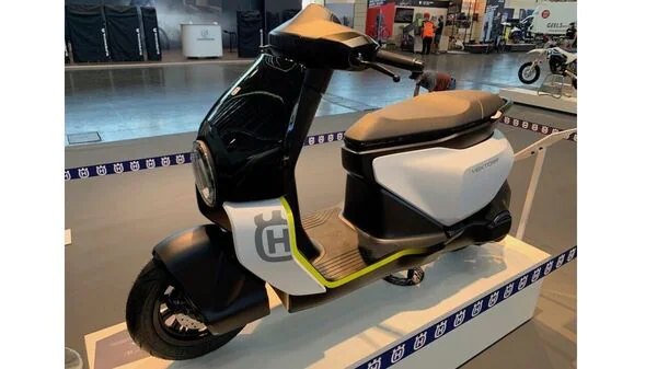 Vektorr scooter concept by Husqvarna comes based on Bajaj's Chetak Electric platform thus is expected to feature similar specifications and performance figures. (electrek.co) Vektorr scooter concept by Husqvarna comes based on Bajaj's Chetak Electric platform thus is expected to feature similar specifications and performance figures. (electrek.co)