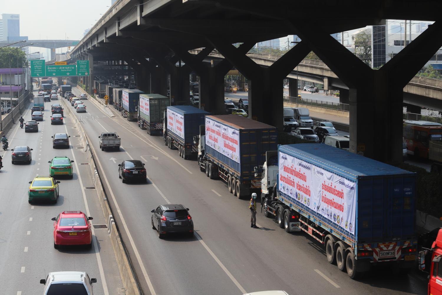 Trucks stop along Vibhavadi Rangsit Road near the Energy Ministry last Tuesday as part of a protest urging action over high fuel prices. Wichan Charoenkiatpakul Trucks stop along Vibhavadi Rangsit Road near the Energy Ministry last Tuesday as part of a protest urging action over high fuel prices. Wichan Charoenkiatpakul