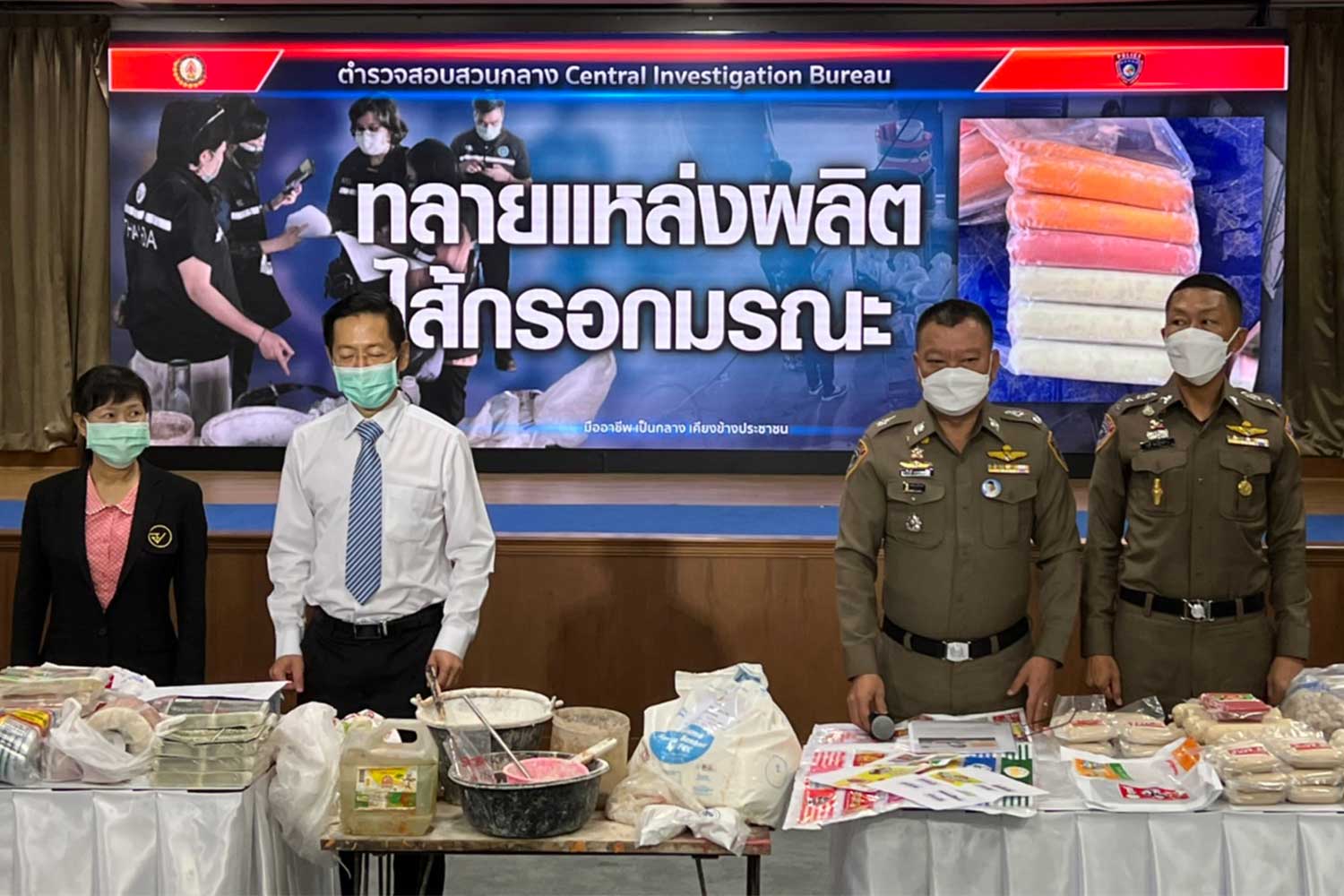 Consumer protection police and Food and Drug Administration officials announce the seizure of sausage products from a factory in Chon Buri after nine children in five provinces were taken to hospital after eating sausages from the factory. (Photo supplied) Consumer protection police and Food and Drug Administration officials announce the seizure of sausage products from a factory in Chon Buri after nine children in five provinces were taken to hospital after eating sausages from the factory. (Photo supplied)