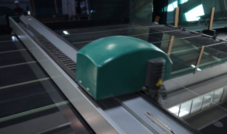 glass factory cutting glass