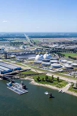 Part of the port complex from the air. (Photo: pgbr.com)