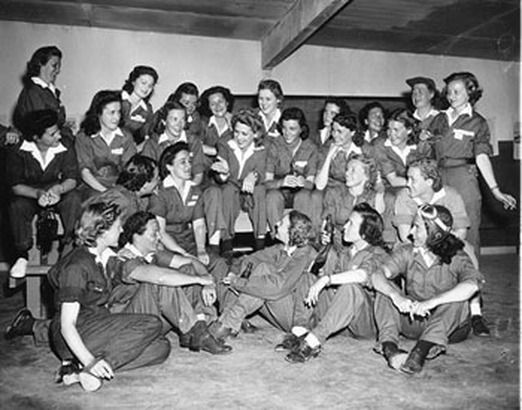 Cochran (center) and members of the Women Airforce Service Pilots, or WASPS. (Photo: weebly.com)