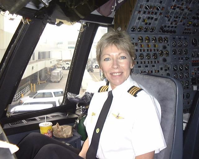 Lynn Spruill in a Delta Air Lines cockpit. (Photo: spmcommunity-wordpress.com)