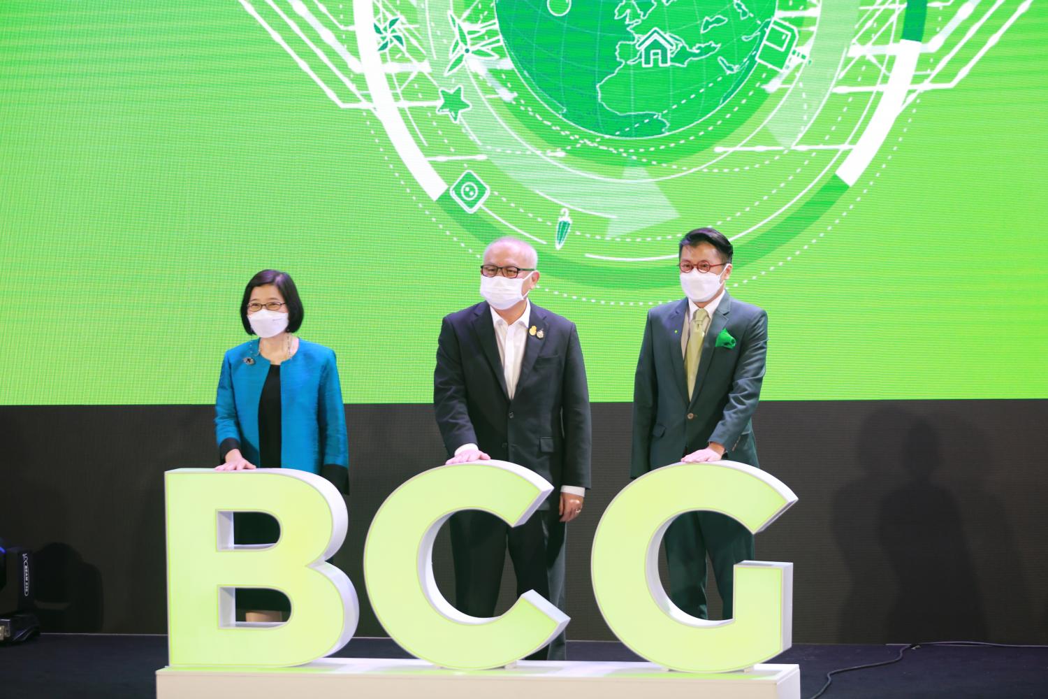From left are Ms Duangjai, Mr Supattanapong and Mr Pun-arj at the event yesterday. From left are Ms Duangjai, Mr Supattanapong and Mr Pun-arj at the event yesterday.
