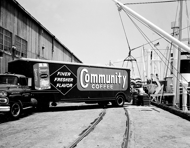 Before containerization, sacks of coffee were loaded by hand into trucks like this one. (Photo: portgbr.com)