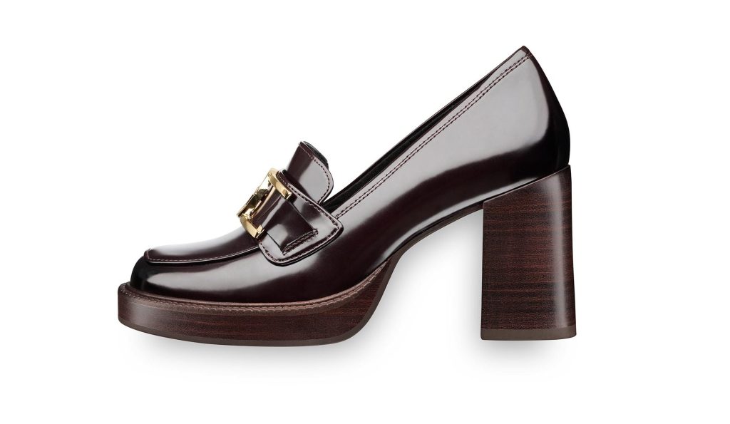 Tamaris chain-bearing heeled loafers for fall '22.