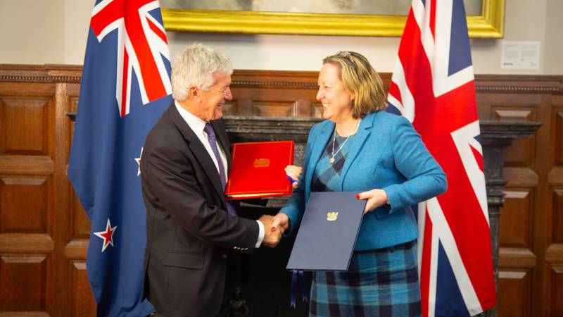NZ's Damien O'Connor and UK's Anne-Marie Trevelyan sign the free trade agreement.
