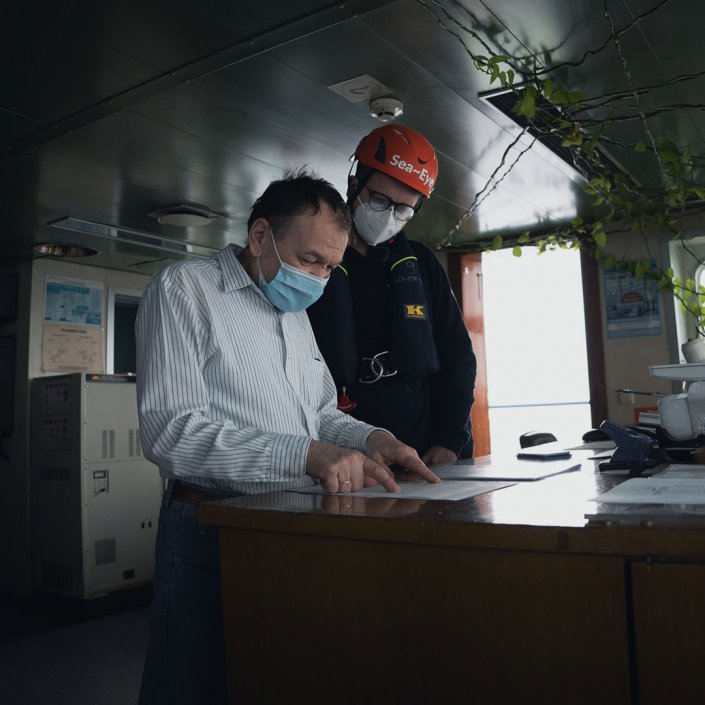 Captain Maksymenko talks to the crew of the Sea-Eye 4 | Photo: Joe Rabe / Sea Eye Org (Twitter feed @seaeyeorg)