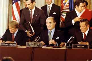 The 1977 treaty is signed. (Photo: historycentral.com)