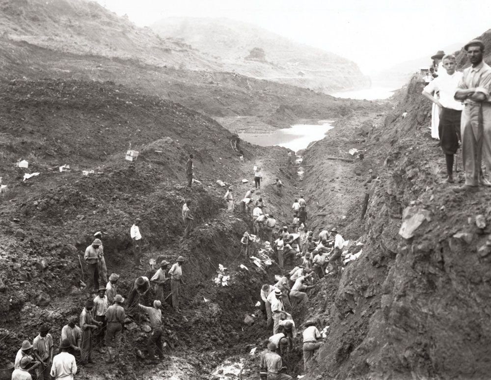 Men dig a section of the Panama Canal. (Photo: National Endowment for the Humanities)