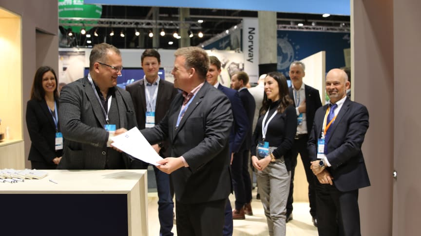 Torsten Barenthin (left), Oldendorff Carriers' Director of Innovation, and Aleksander Askeland (right), Yara Marine Technologies' Chief Sales Officer, sign the new agreement at Nor-Shipping 2022.