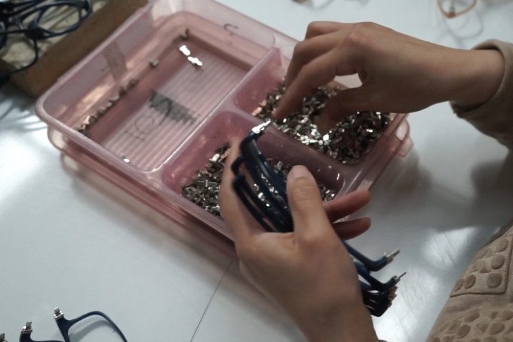 making glasses hinges