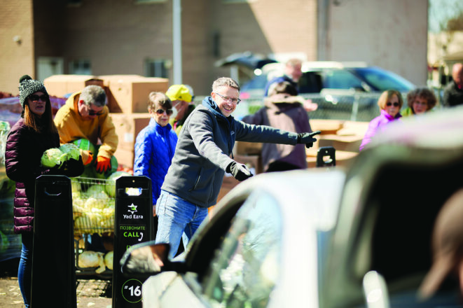 Volunteers and staff distributed 700 Passover packages in Yad Ezra’s parking lot.