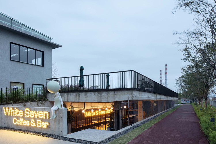 Sculpture of a little girl with soap bubbles. Image © Zhi Xia