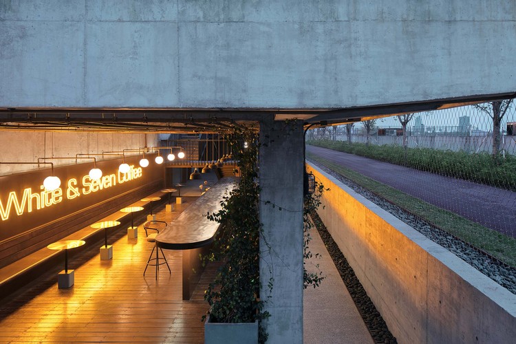 Sunken space of BaiQi Cafe. Image © Zhi Xia