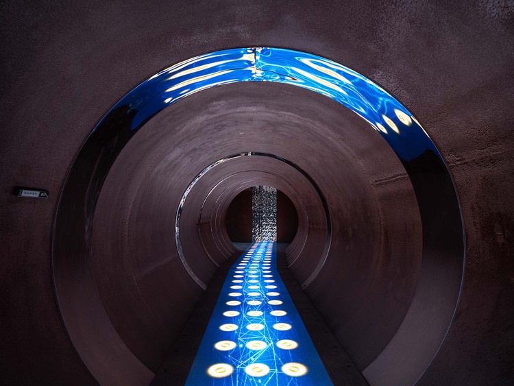 Intersection of hidden entry and the outside world. Image © Fangfang Tian