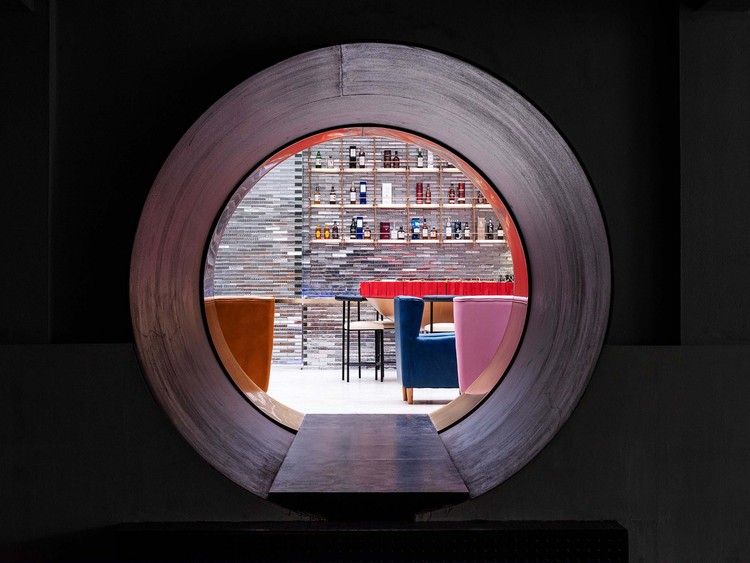 Tube connecting display space (Mixing) and Café (Extracting). Image © Fangfang Tian