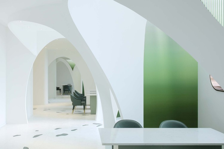 Floor embedded marble patterns. Image © Zhi Xia