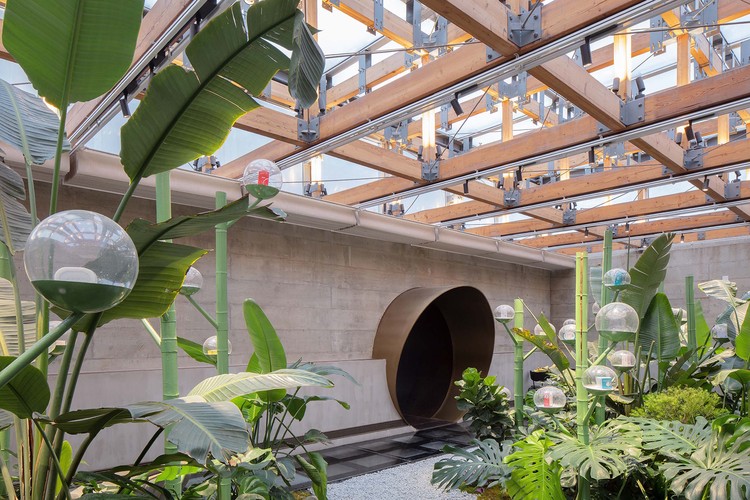 Above the wooden structure at the top is the ETFE membrane structure, and the Gleditsia island is shrouded in sufficient natural light. Image © Zhi Xia
