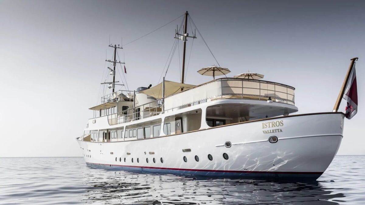 Billionaire Lachlan Murdoch buys Greek shipping tycoon's yacht for $30 million 2 Billionaire Lachlan Murdoch buys Greek shipping tycoon's yacht for $30 million 2