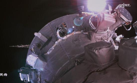 Photo taken on Jan. 6, 2022 at Beijing Aerospace Control Center shows the transposition test of the Tianzhou-2 cargo craft using its space station's robotic arm. (Xinhua/Guo Zhongzheng)