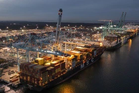 MSC-Schiff an einem Hafen