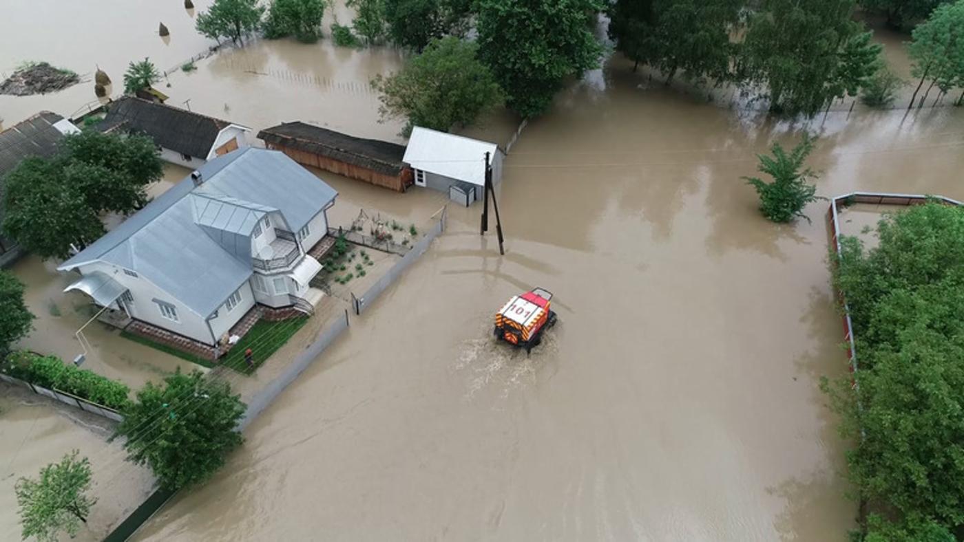 NATO regularly develops sector-specific guidance and tools to help national authorities, and deploys civil experts based in Allied nations to provide tailored advice. NATO also directly helps countries with climate disasters through the Euro-Atlantic Disaster Response Coordination Centre. Pictured: NATO’s assistance to Western Ukraine when severe flooding caused significant damage to critical infrastructure and threatened human lives. © NATO