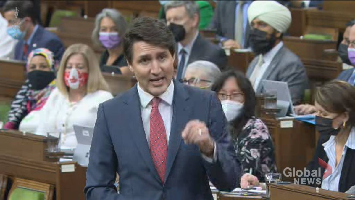 Click to play video: 'Trudeau grilled on airport delays as COVID-19 rules remain'
