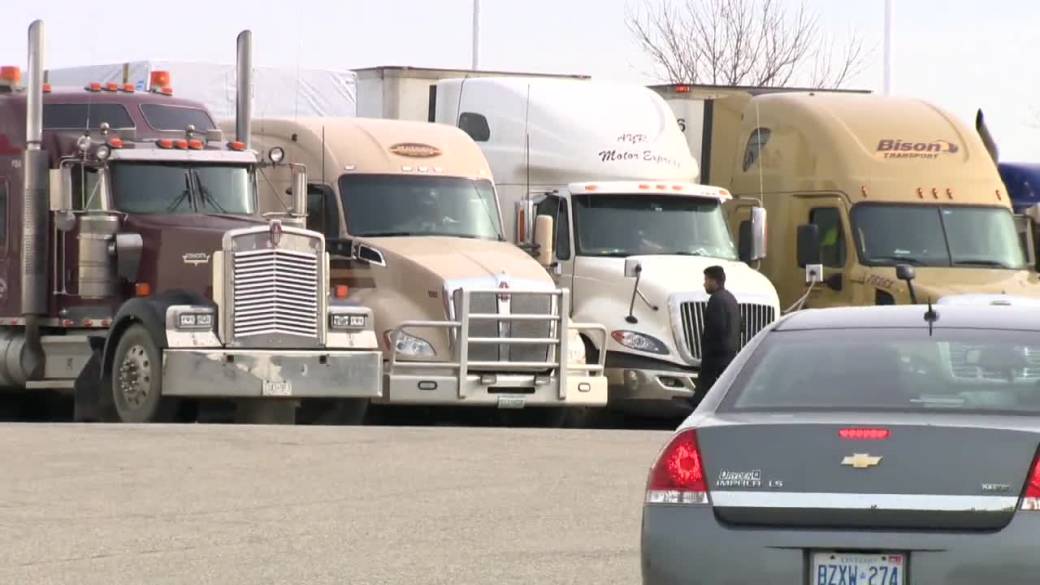 Click to play video: 'DeFehr Furniture closing Winnipeg plant, hundreds of layoffs expected'