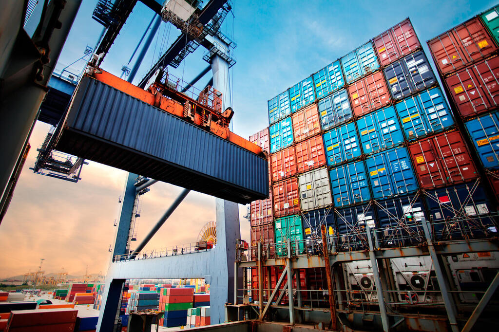 There have been several supply chain shortages over the past two years. Shipping containers unload (pictured). (Shutterstock) ספינה מכולות ship containers