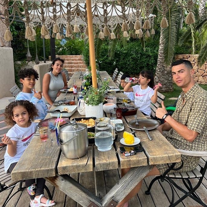 On Wednesday, Georgina Rodriguez shared a snap of the family enjoying a meal