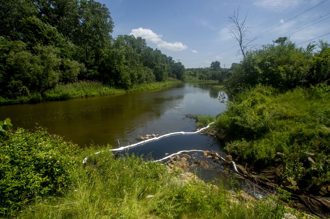 Thousand gallons of oil-based material spilled into Flint River