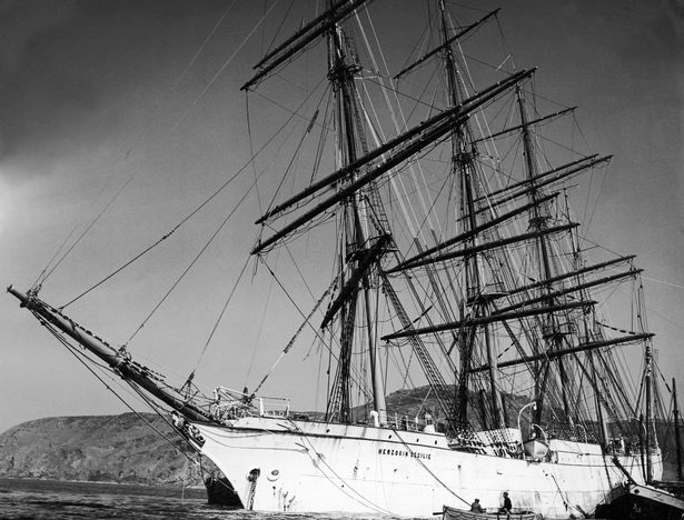 Herzogin Cecilie stuck on the rocks at Bolt Head, Salcombe, in June 1936