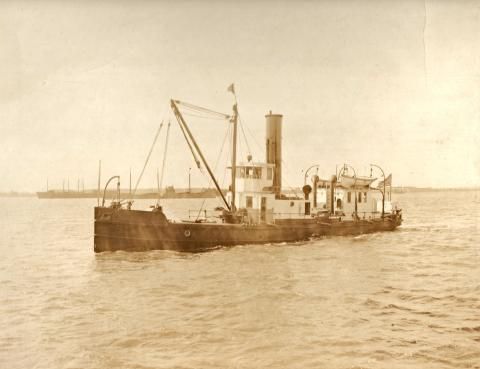 The USLHS tender Juniper, photographed on February 12, 1924. (Photo: archives.uslhs.org)