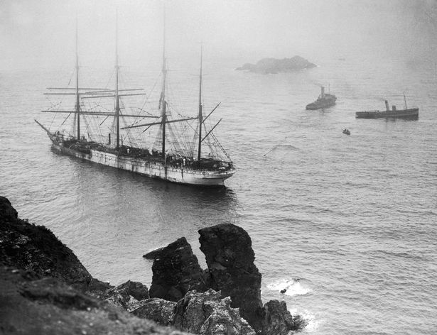 A failed attempt to re-float Herzogin Cecilie off the rocks by the Ham Stone with two tugs