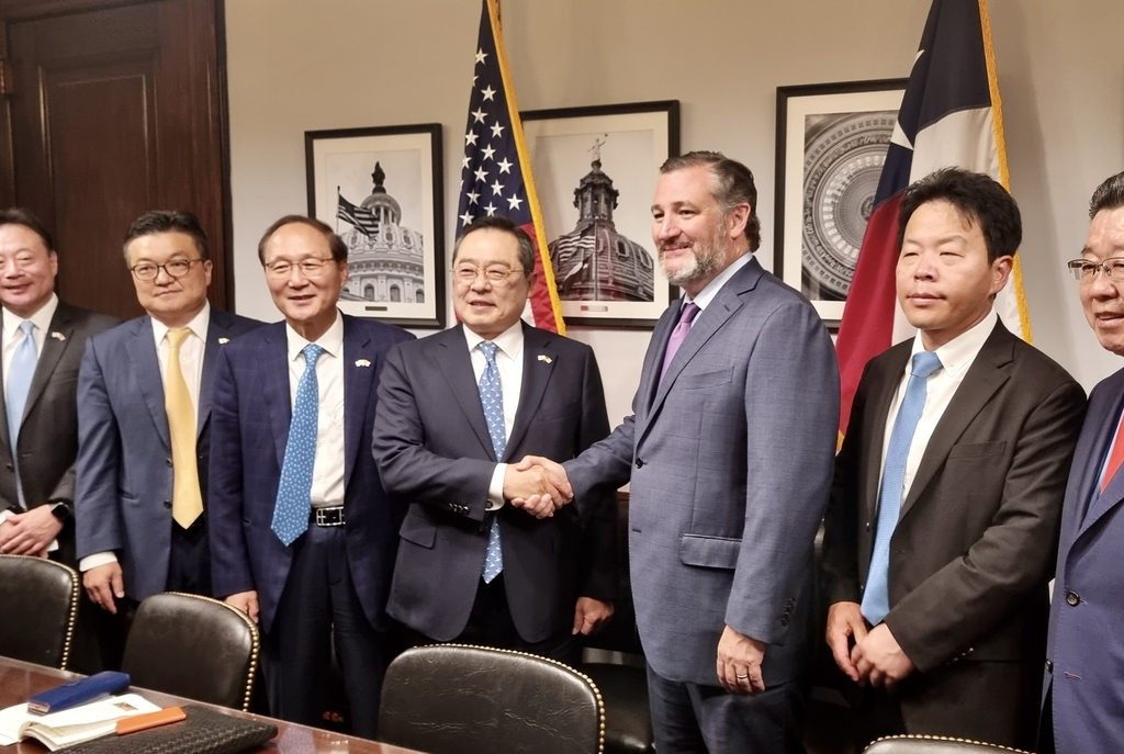 Koo Ja-yeol (fourth from left), chairman of the Korea International Trade Association (KITA), shakes hands with US Senator Ted Cruz (R-TX) during their meeting in Washington D.C. on Wednesday(US time). (KITA)
