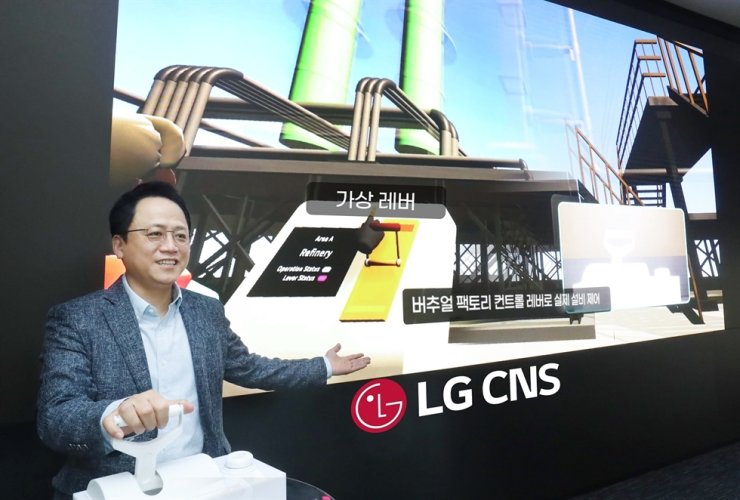 Cho Hyung-chul, head of Smart F&C division at LG CNS, tries the company's virtual factory service at Innovation Studio at its headquarters in Seoul, Thursday. Courtesy of LG CNS